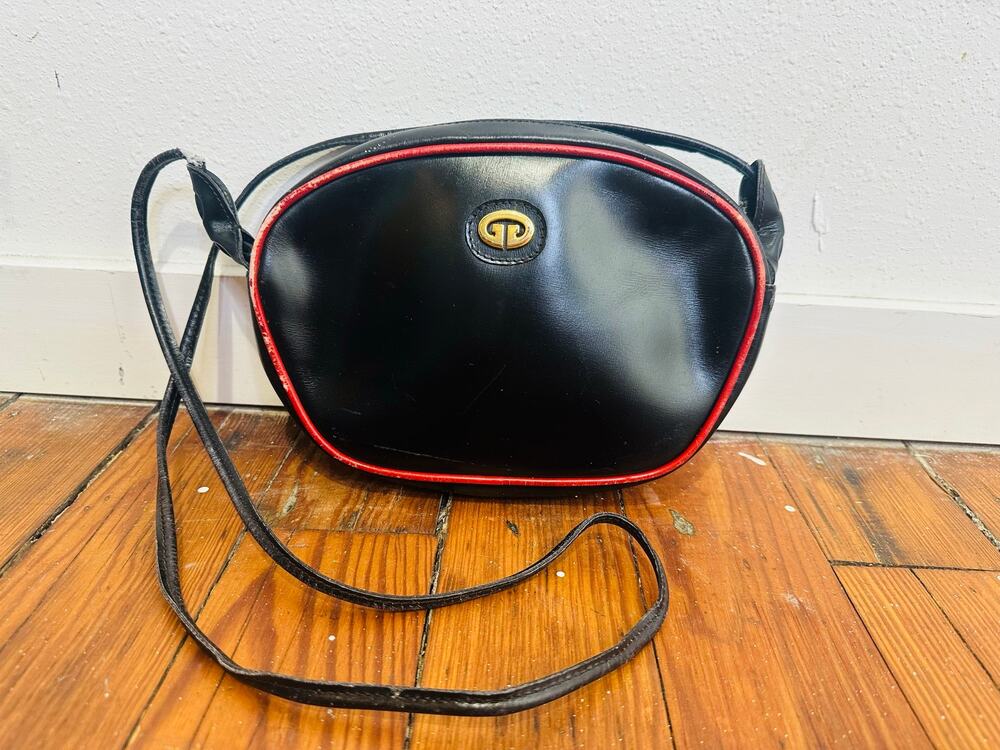 Vintage GUCCI Black Red 1980s Leather Oval Interlocking GG Logo Crossbody Purse